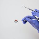 Jak czyścić implanty zębowe
